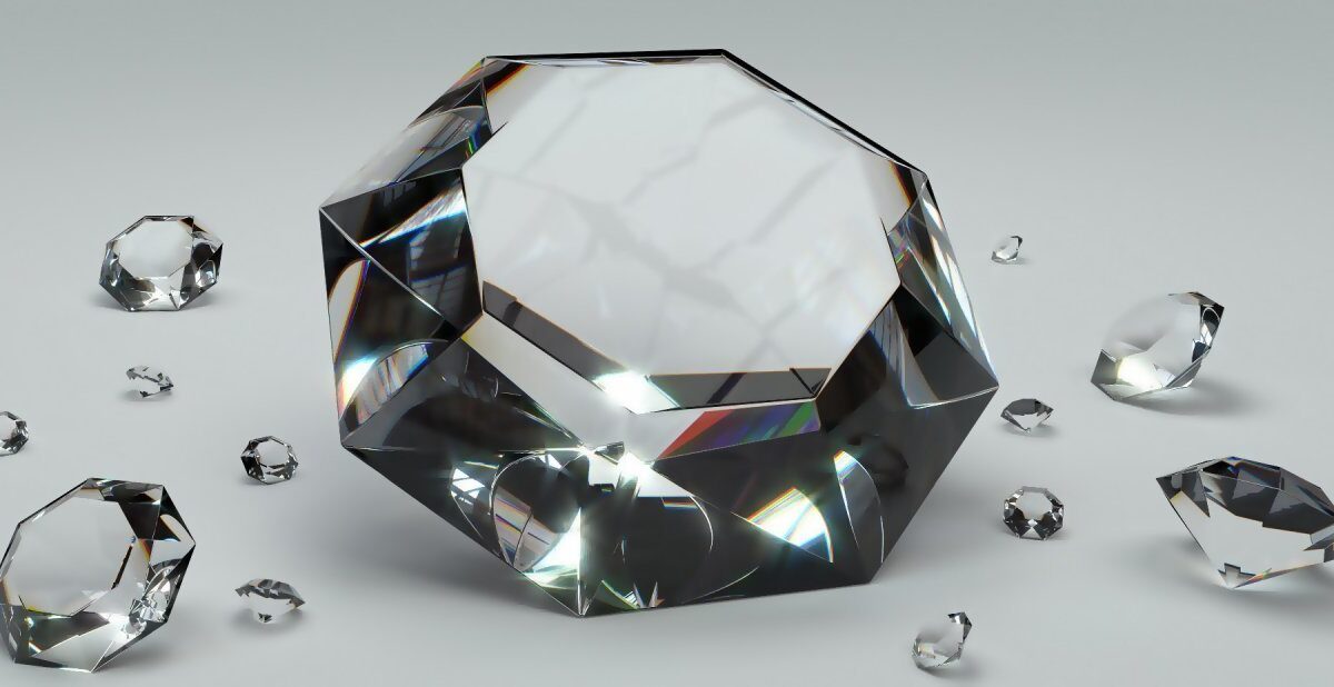 diferentes-diamantes-dispuestos-sobre-una-superficie